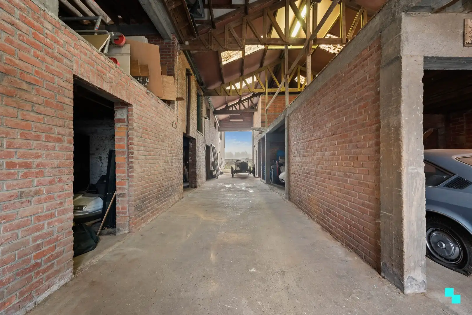 Authentiek bedrijfsgebouw met mogelijkheid tot geïntegreerde woonst foto 4