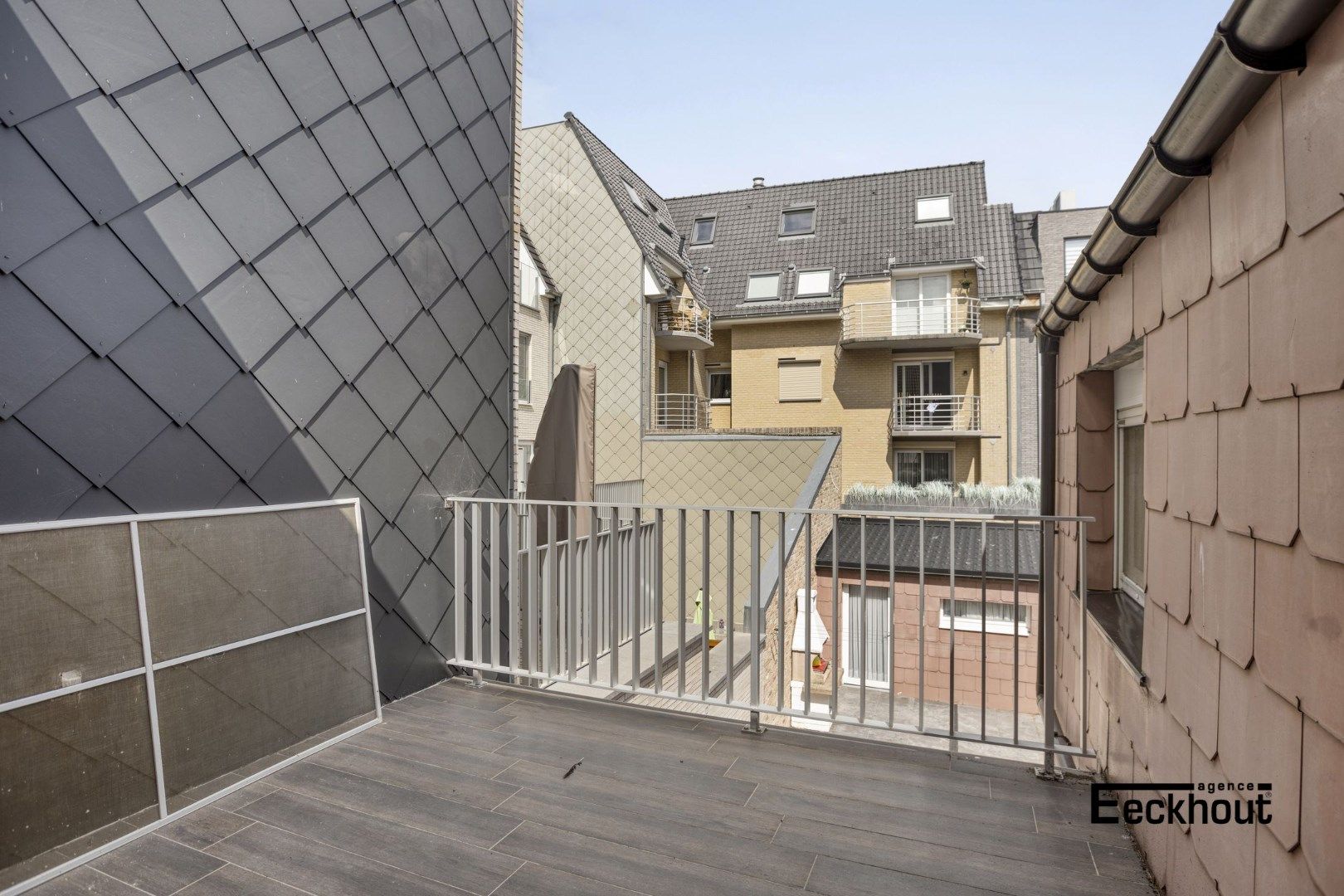 Ruime rijwoning met garage en zonnige koer op een boogscheut van het strand foto 7