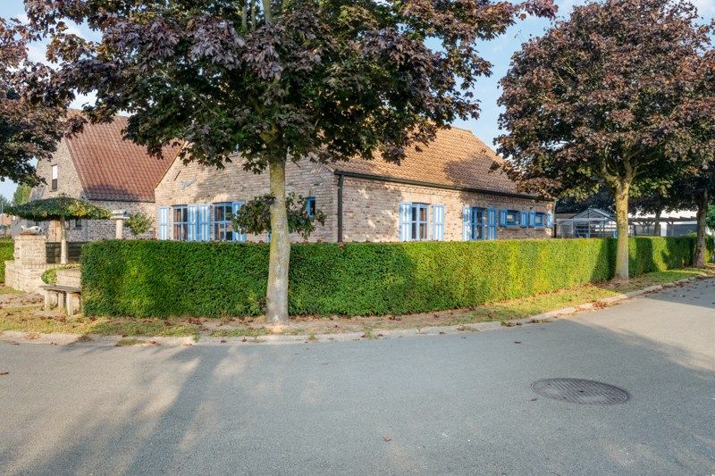 Charmante woning op hoekperceel van 551 ca met veel potentieel foto 18