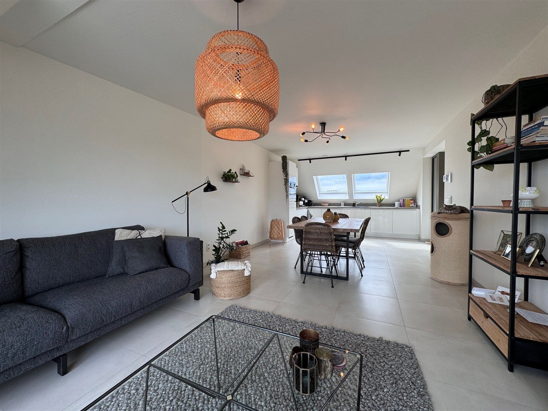 Schitterend 2 slaapkamer appartement met staanplaats en carport. foto 4