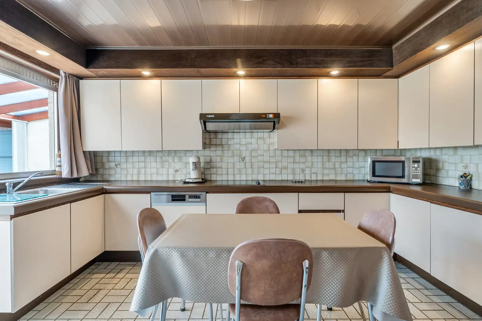 Charmante gezinswoning met prachtige tuin op een perceel van ca. 3.348 m² foto 8