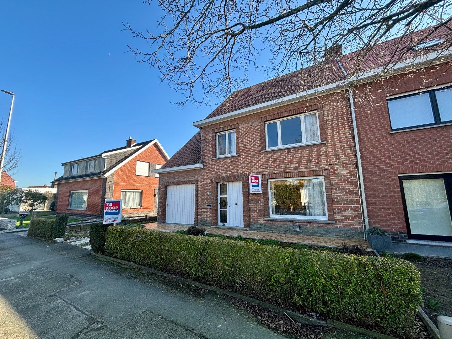 Ruime en kloeke halfopen woning met zonnige tuin. Opp:555m². foto 3