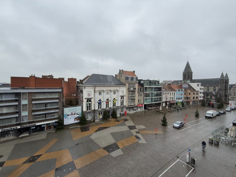 Gerenoveerd appartement met veel lichtinval, gelegen op de Markt foto 2