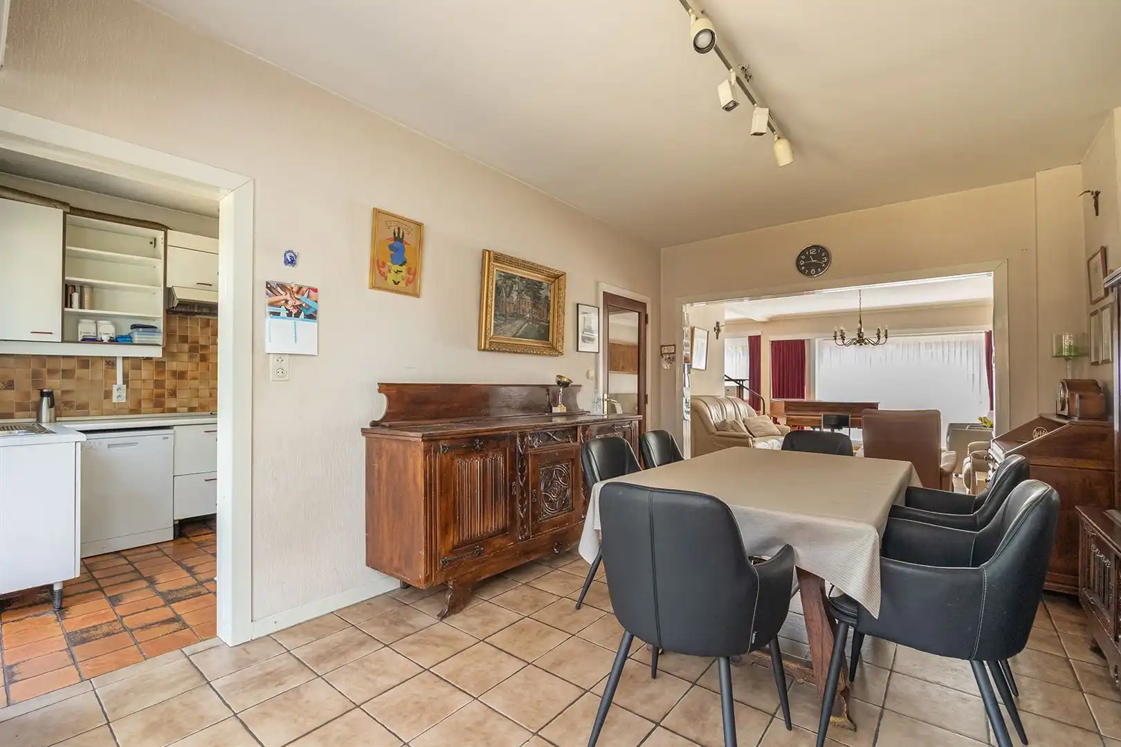 Ruime te renoveren woning met tuin in dorpscentrum foto 9