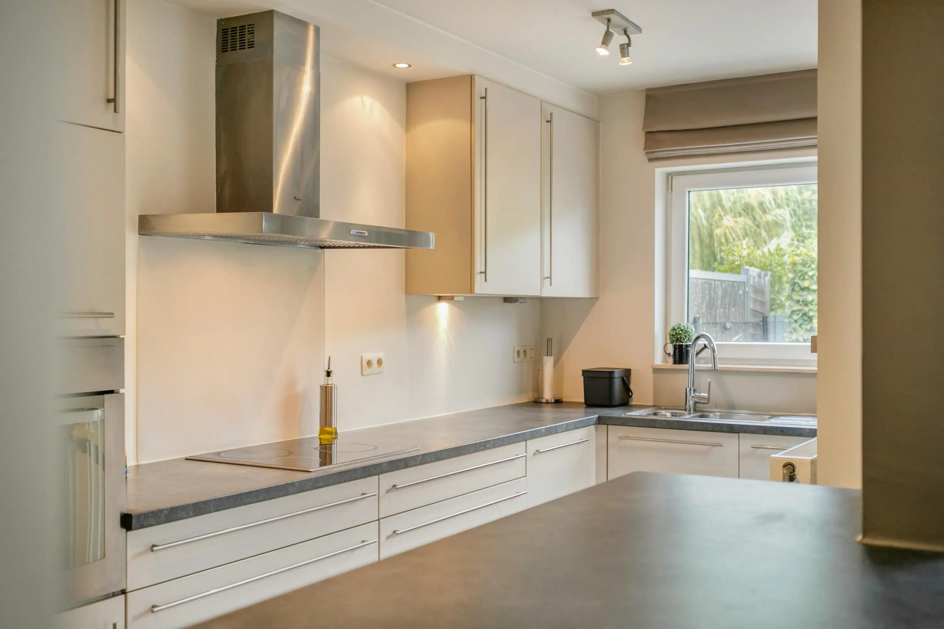 Ruim instapklaar huis: 4 slaapkamers, garage en grote tuin foto 7