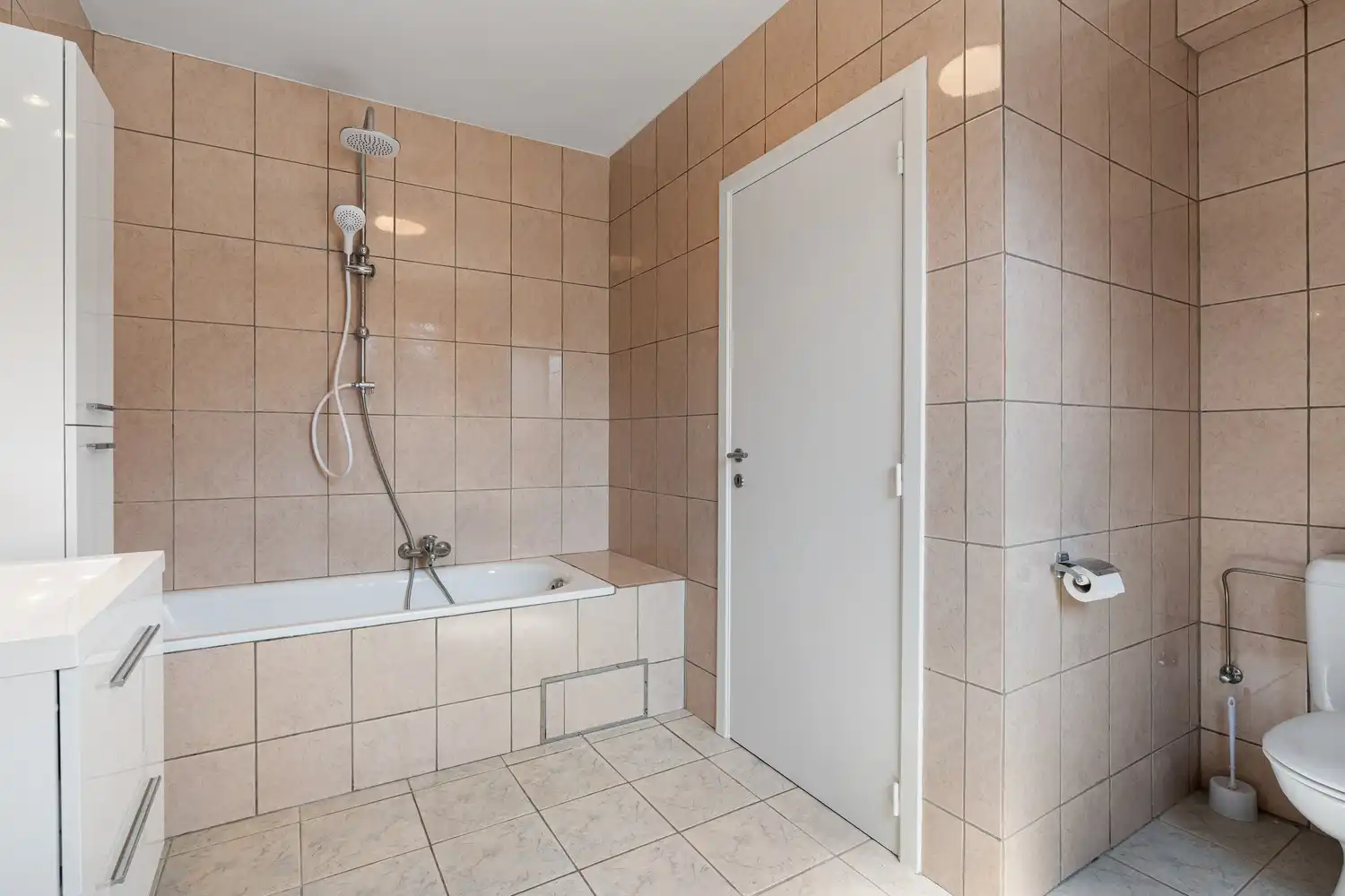 Instapklaar appartement met groot terras op gunstige locatie! foto 10