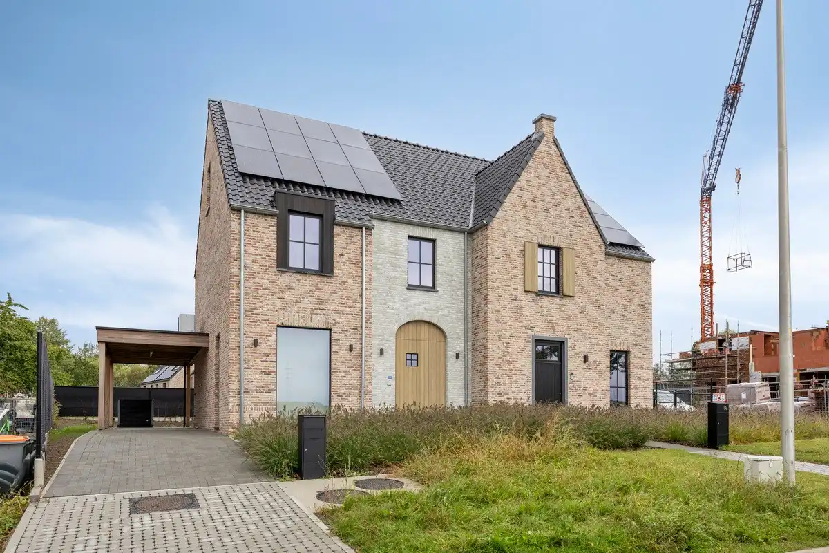 Recente halfopen bebouwing met 3 slaapkamers en carport foto 2
