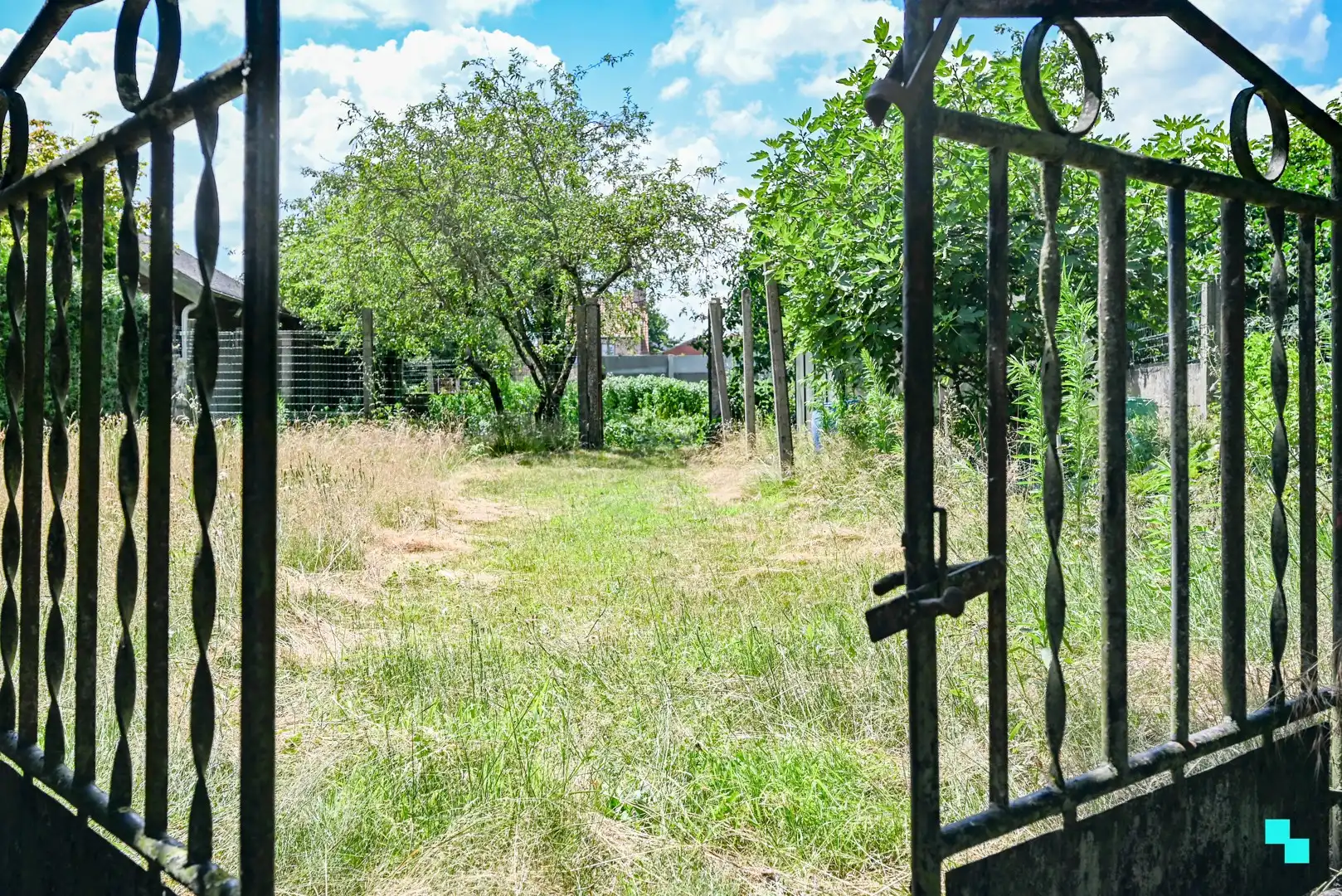 Stevig gebouwde, halfopen bebouwing met tuin in Zulte foto 16