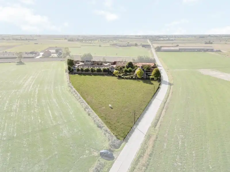 Villa met loods foto 4