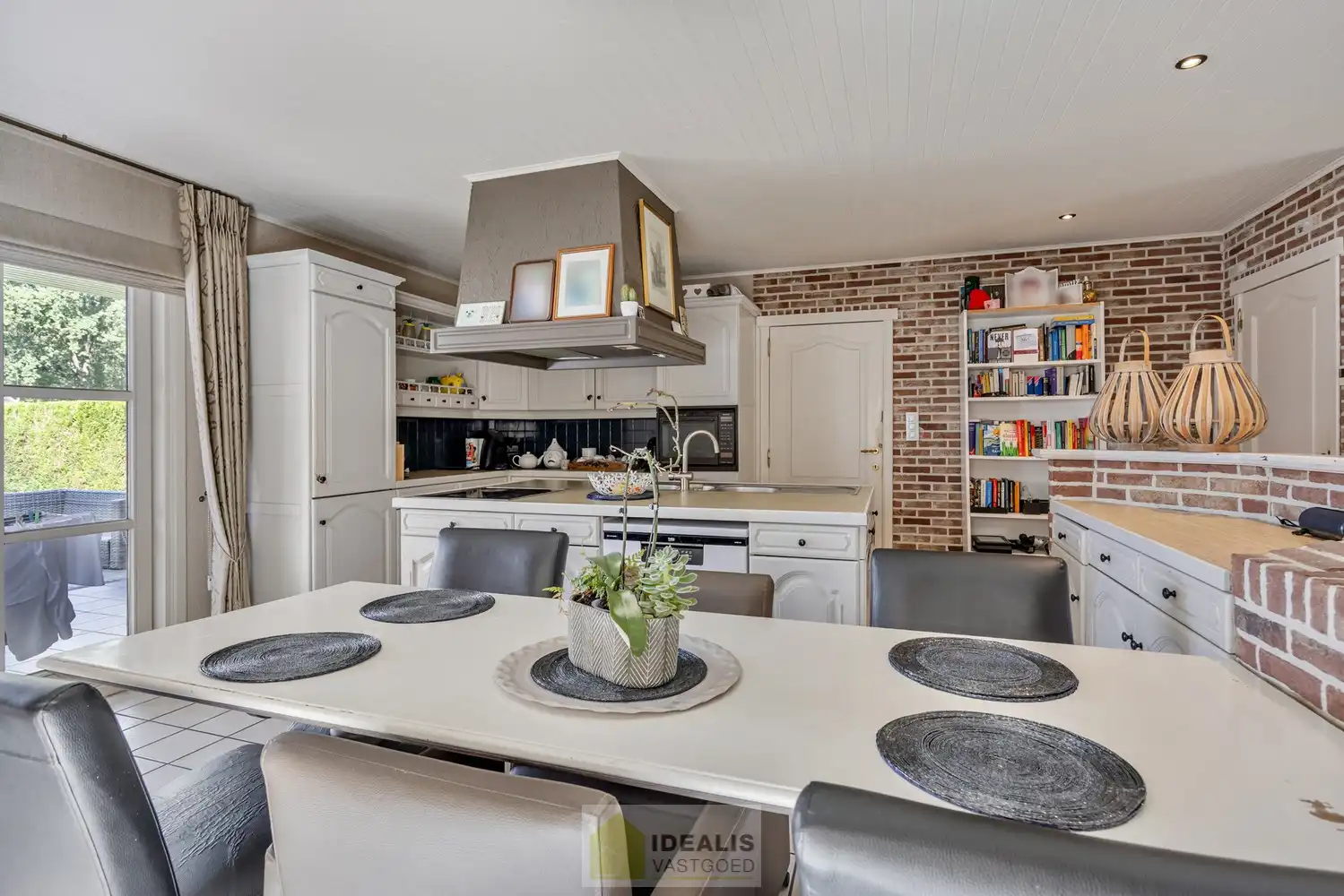 IDEALIS VASTGOED – INSTAPKLARE EENGEZINSWONING MET 4 SLAAPKAMERS EN EEN BEWOONBARE OPPERVLAKTE VAN +- 195M² OP EEN PERCEEL VAN +- 9A 20CA IN KLEINE-BROGEL (PEER). De woning is gelegen vlak bij de dorpskern van het gezellige kleine-Brogel en op enkele minuten verwijderd van de centra van Peer, Kaulille, Bocholt en Pelt. Ideaal voor zij die op zoek zijn naar een ruime instapklare woning met 4 slaapkamers!! foto 10