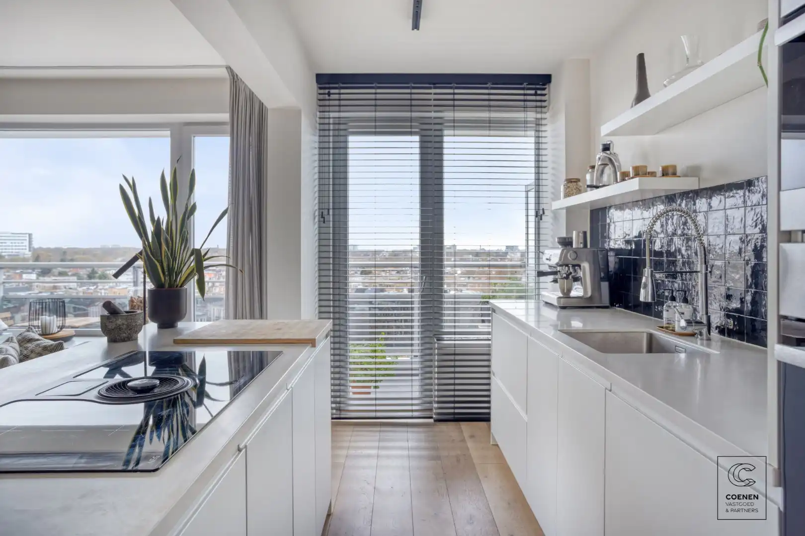 Stijlvol gerenoveerd appartement met 2 slaapkamers & zonnig terras op toplocatie te Berchem foto 7