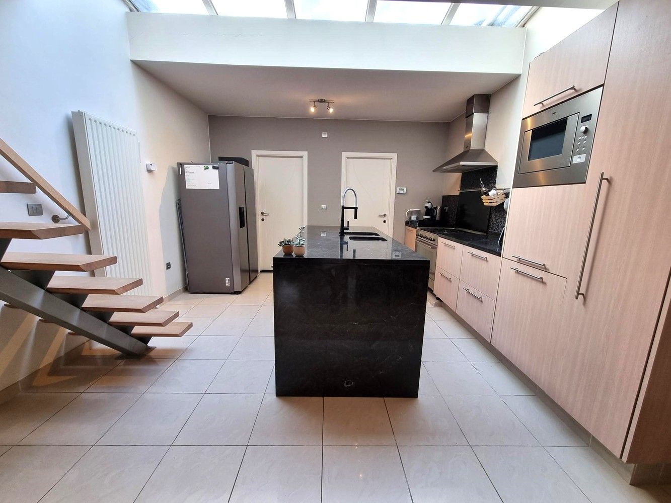 Instapklare, gerenoveerde woning met 2 slaapkamers, ruime garage en achterliggend groot terras foto 5