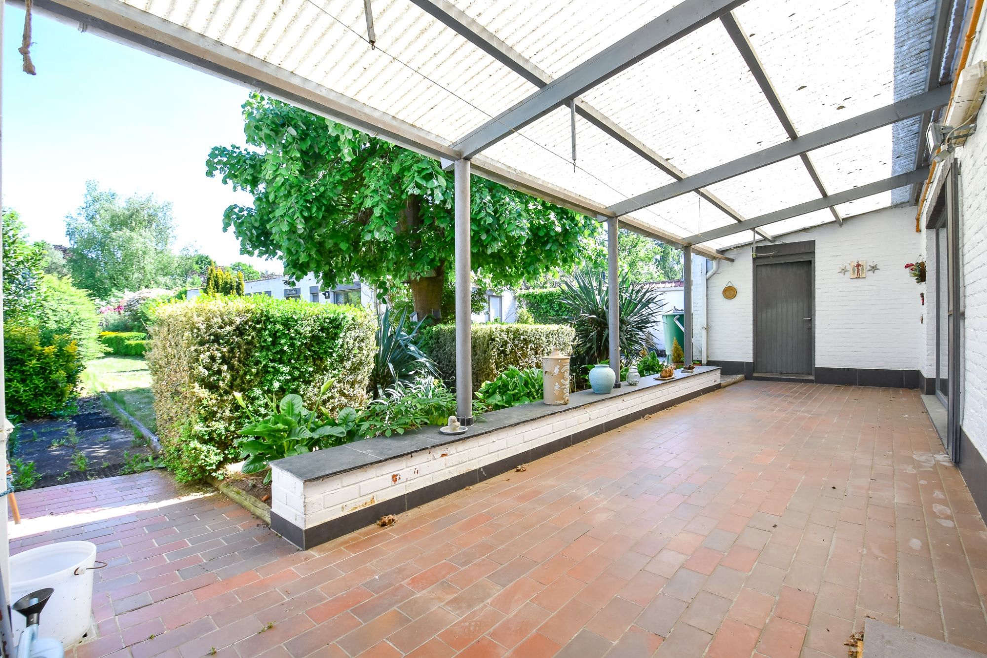 Woning en bijgebouw met prachtige idyllische tuin en uitweg op 2034 m² foto 3