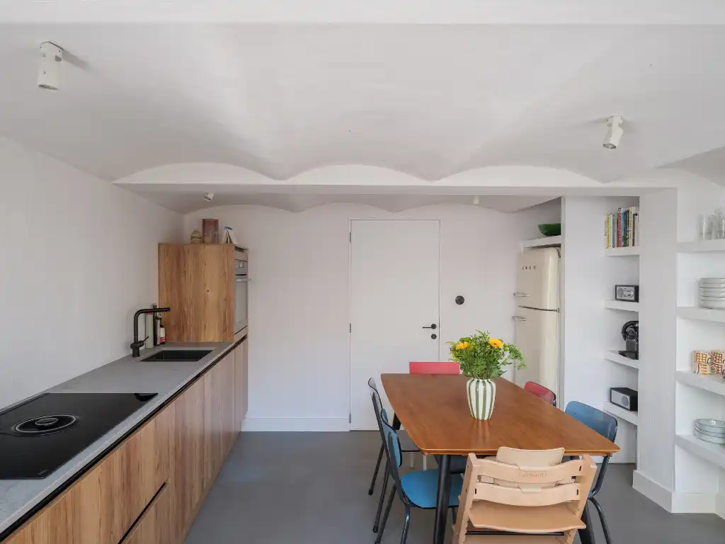 Karaktervolle burgerwoning die baadt in natuurlijk licht, met drie slaapkamers en een aangename buitenruimte op enkele stappen van het historische centrum. foto 6