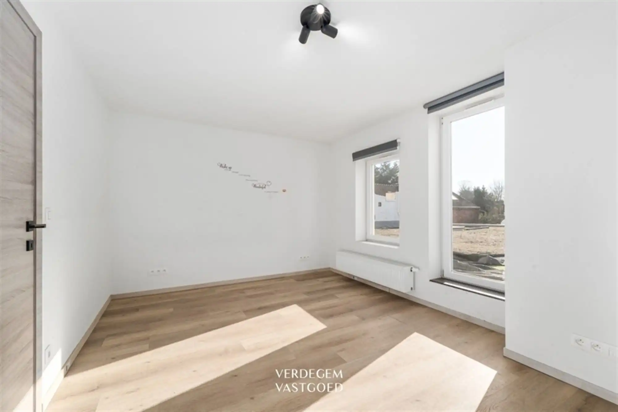 Handelsruimte (284m²) met zonnig appartement (100m²) op strategische ligging foto 15