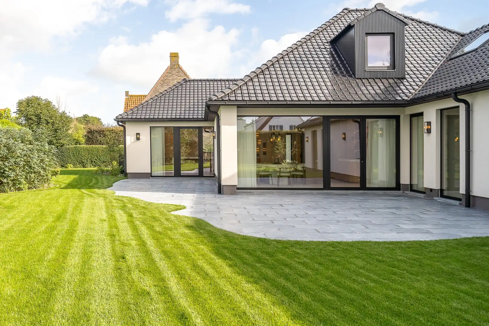 Prachtige alleenstaande villa met 5 slaapkamers gelegen in een rustige residentiële omgeving. foto {{pictureIndex}}