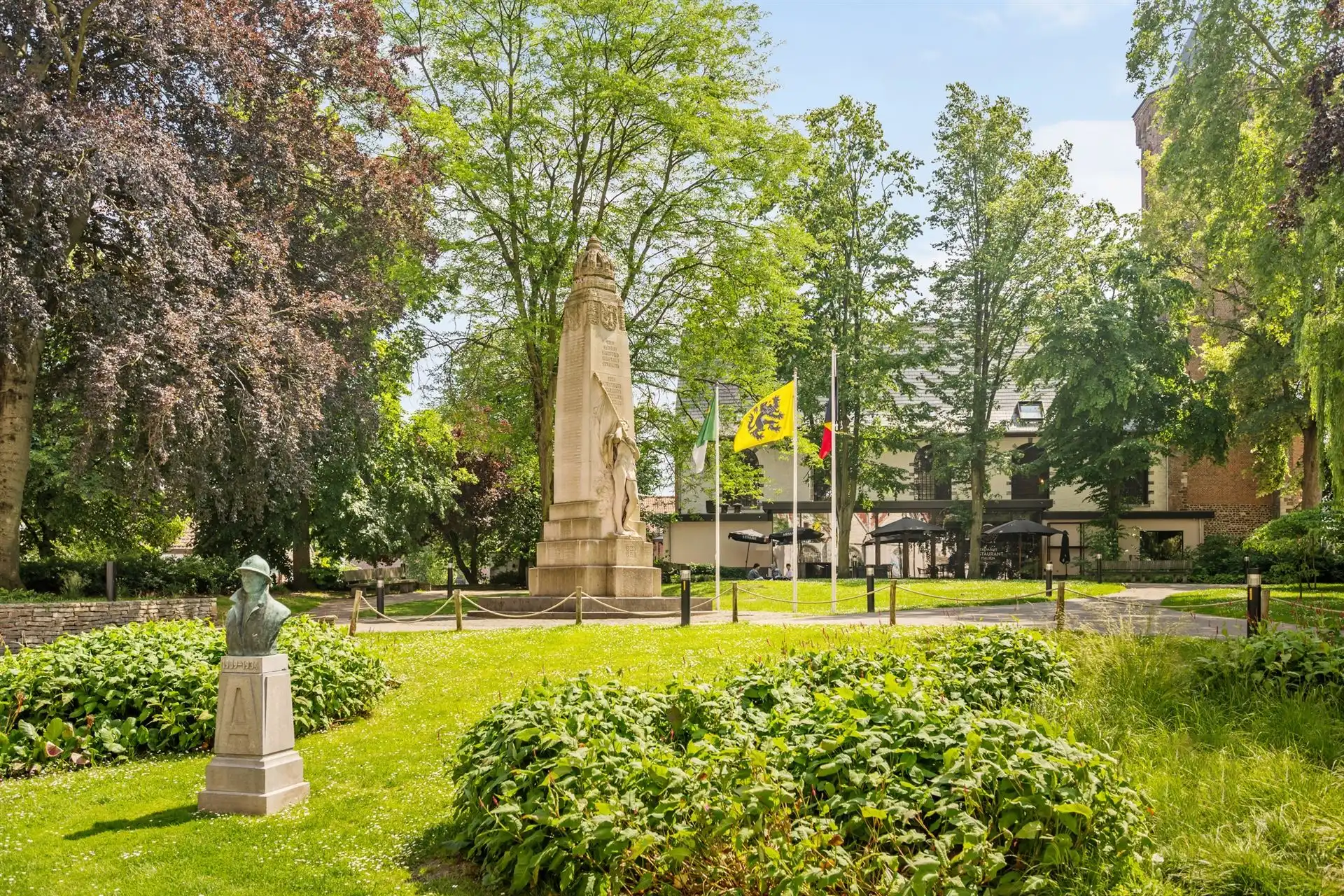 Goedgelegen opbrengsteigendom bestaande uit 2 app. foto 2