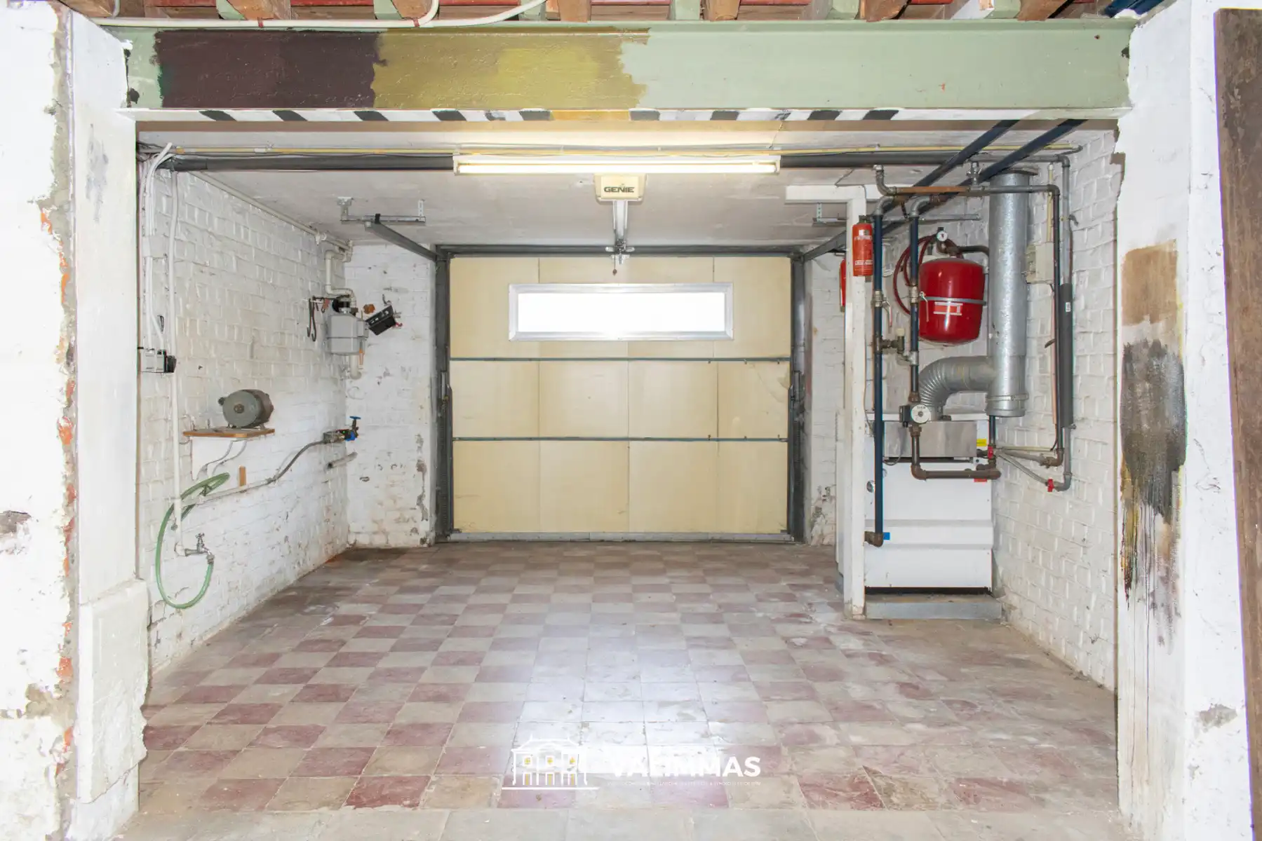 Ruime en verzorgde rijwoning met overdekte koer en garage... foto 9