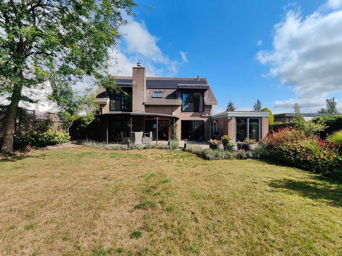 Stijlvol gerenoveerde vrijstaande villa met panoramisch uitzicht op de polders – gelegen op ca. 1.280 m² in het charmante Aardenburg! Nederland. foto {{pictureIndex}}