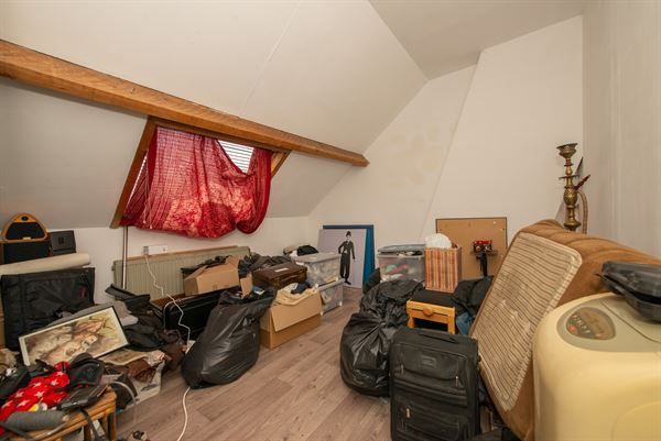 Een ruime, op te knappen, alleenstaande woning met zwembad, op een prachtig perceel van 26 are foto 24