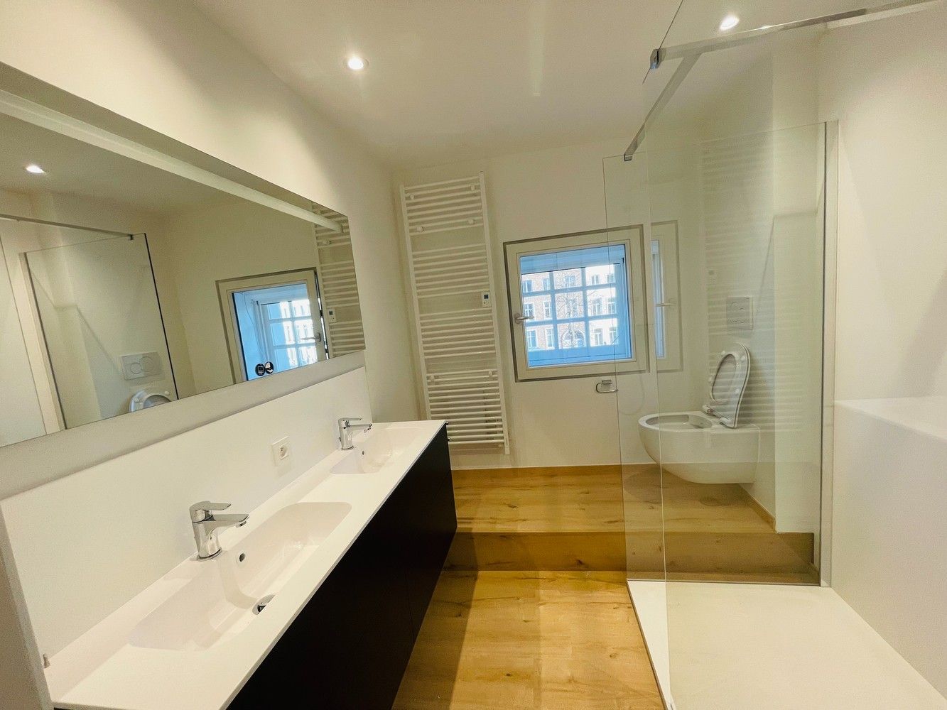 EXCLUSIEF WONEN in Brugge centrum, met zicht op de REIEN, ENERGIEZUINIG  TOTAAL GERENOVEERD BURGERSHUIS met 6 slaapkamers en, 3 nieuwe badkamers , stadspatio. foto 19