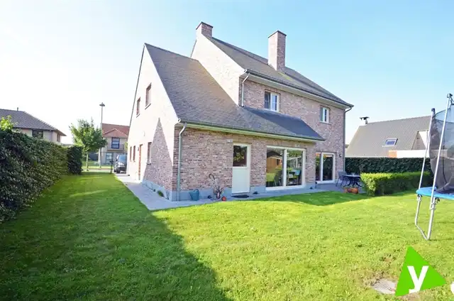 Ruime gezinswoning gelegen met tuin net buiten het centrum van Eeklo! foto 18