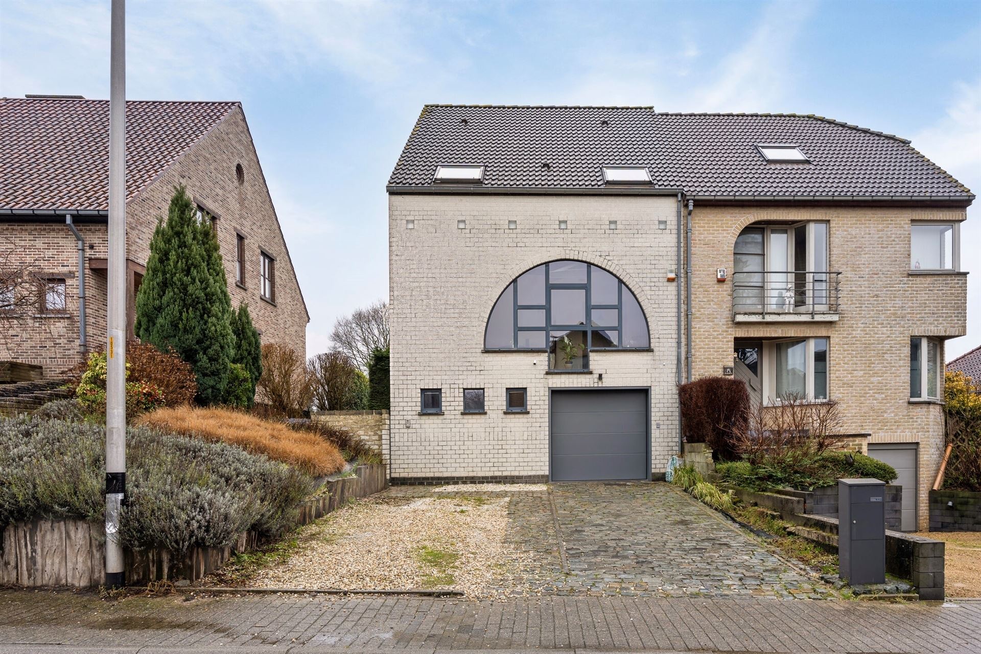 Instapklare, ruime 3-gevelwoning (4 slpks + bureau), tuin, staanplaatsen & garage foto 41