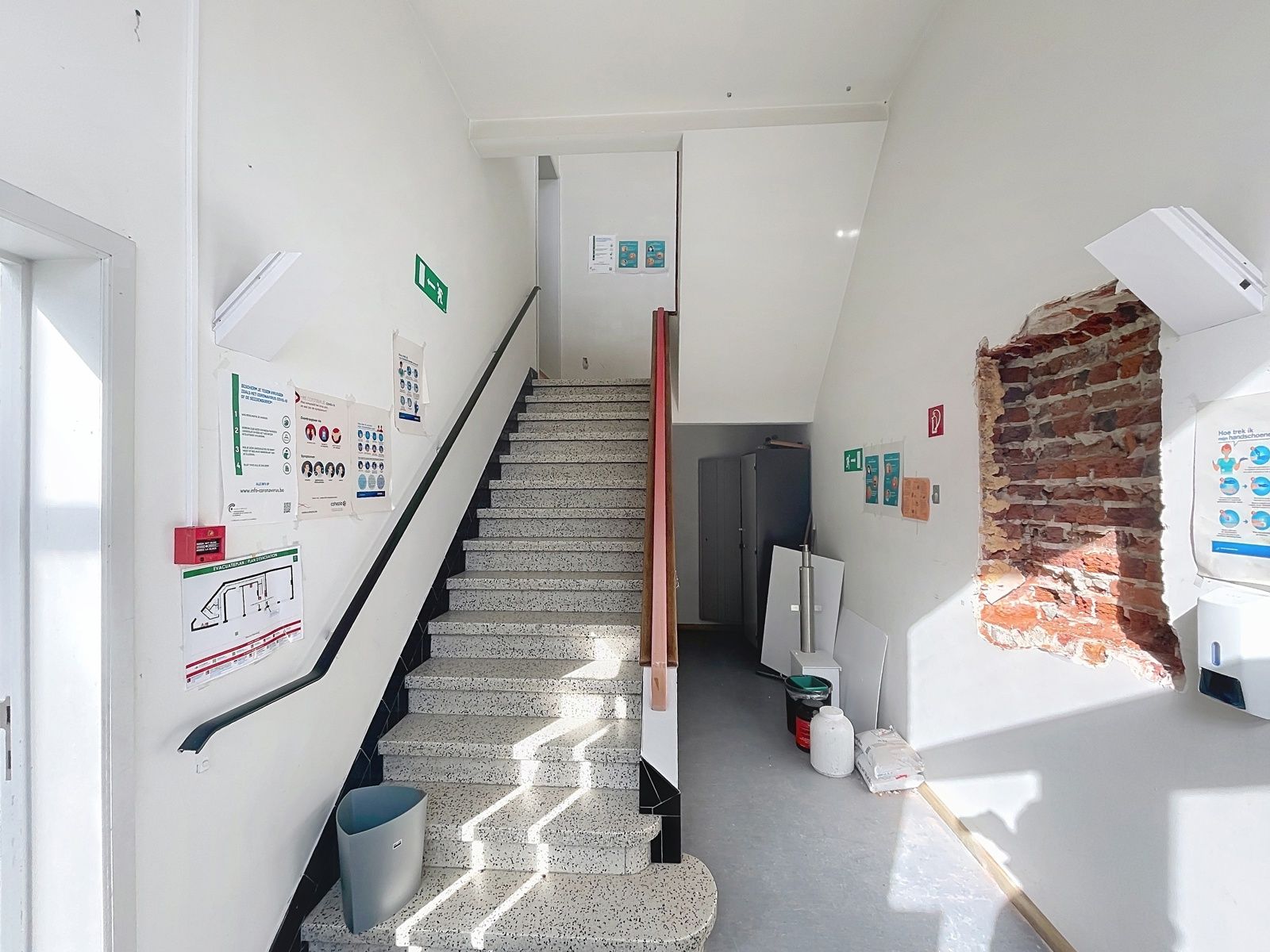 Multifunctioneel kantoorgebouw met parking foto 6