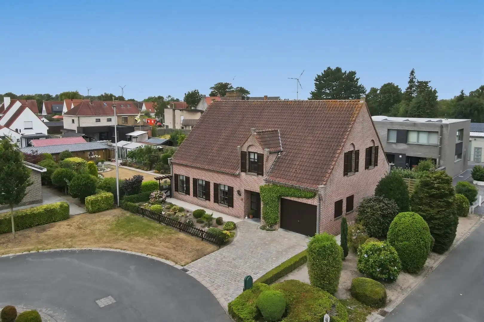 Hoofdfoto van de publicatie: Alleenstaande villa op ruim perceel van 854 m2 in rustige woonwijk te Gistel