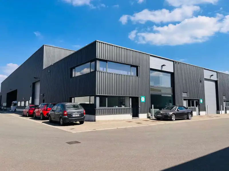 Magazijn met kantoor te huur foto {{pictureIndex}}