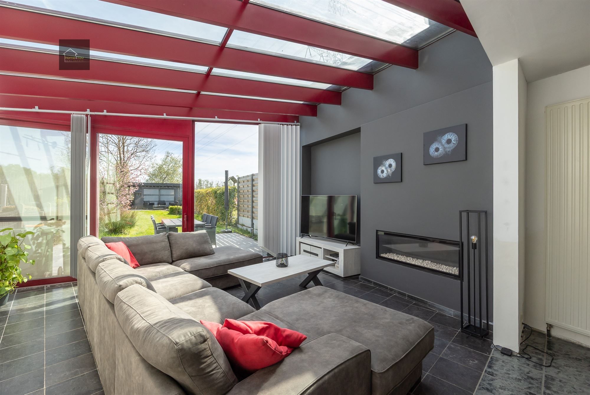 Rustig gelegen en ruime gezinswoning met zonnepanelen foto 4