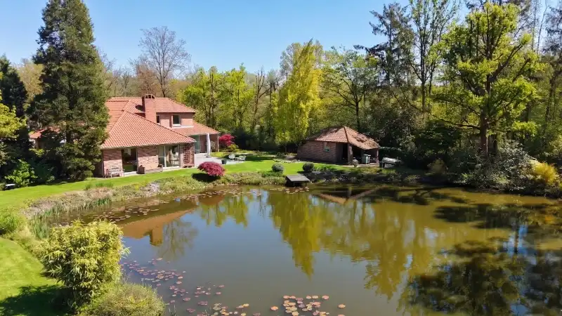 Exclusief gelegen villa van 345m² op 30 are met grote vijver foto 2
