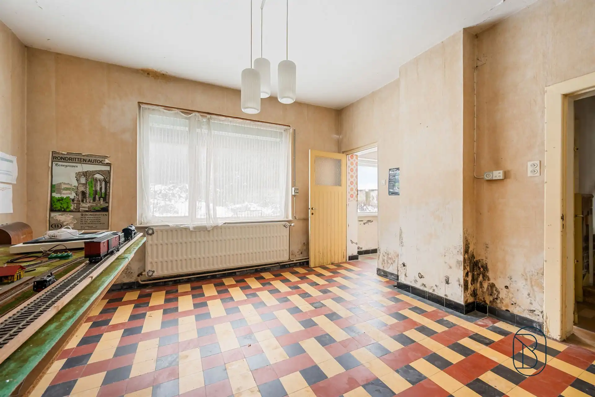 Charmante te renoveren woning, met mooie tuin. foto 10