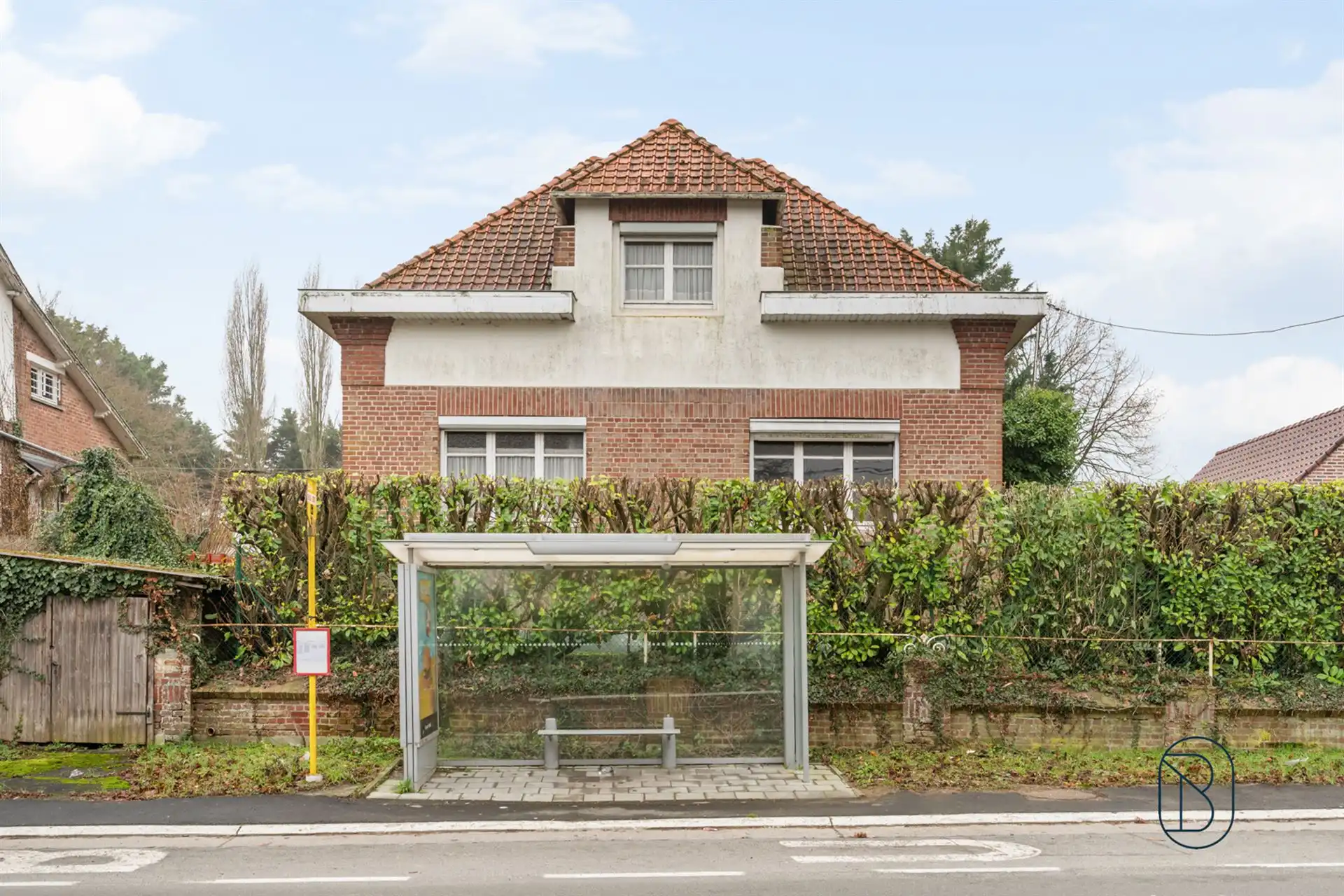 Charmante te renoveren woning, met mooie tuin. foto 7