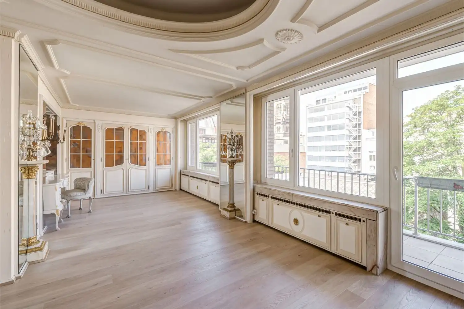 Ruim en lichtrijk 2-slaapkamerappartement (197 m²) met parkzicht en terras op toplocatie foto 13