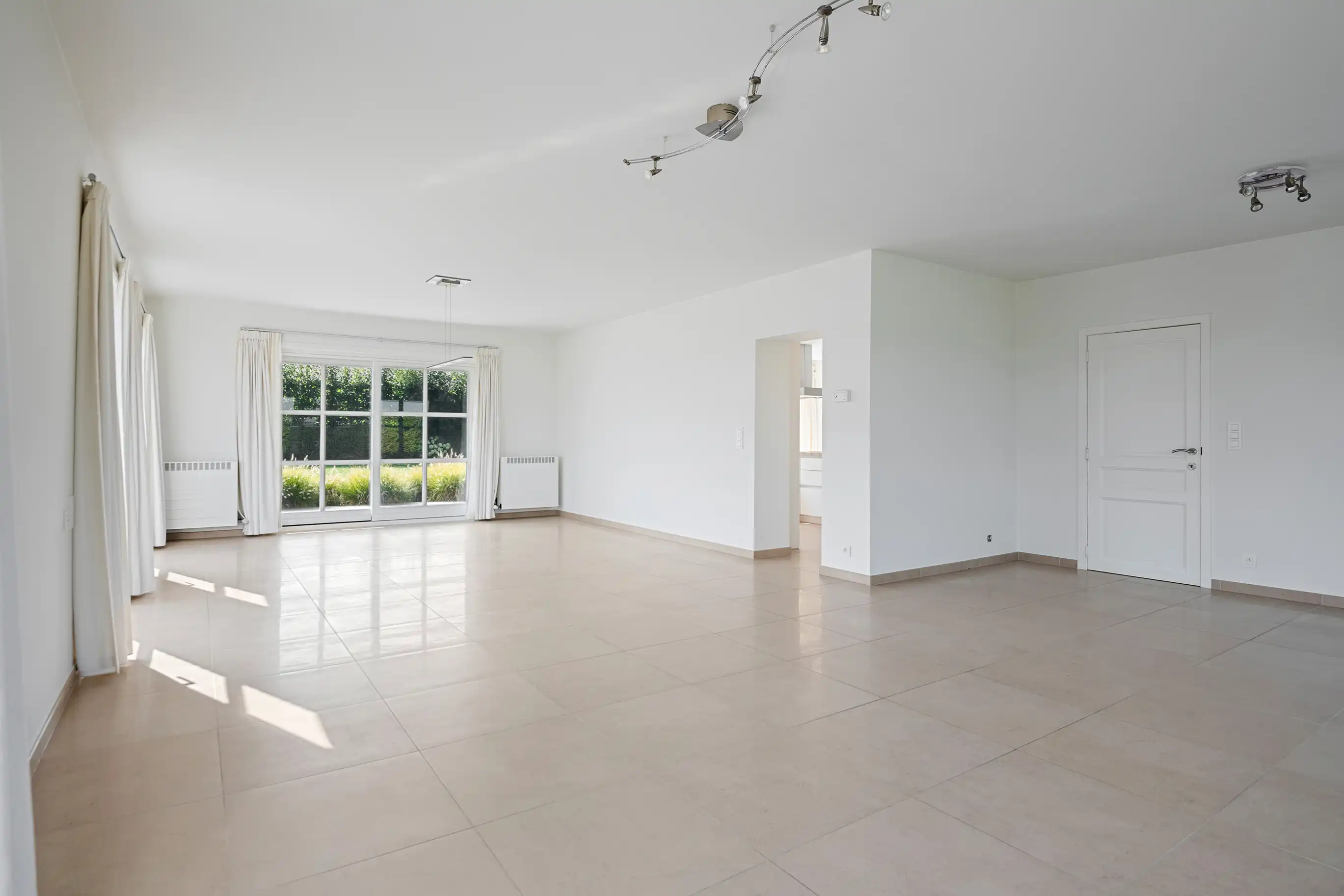 Tijdloze landbouwwoning met drie loodsen foto 6