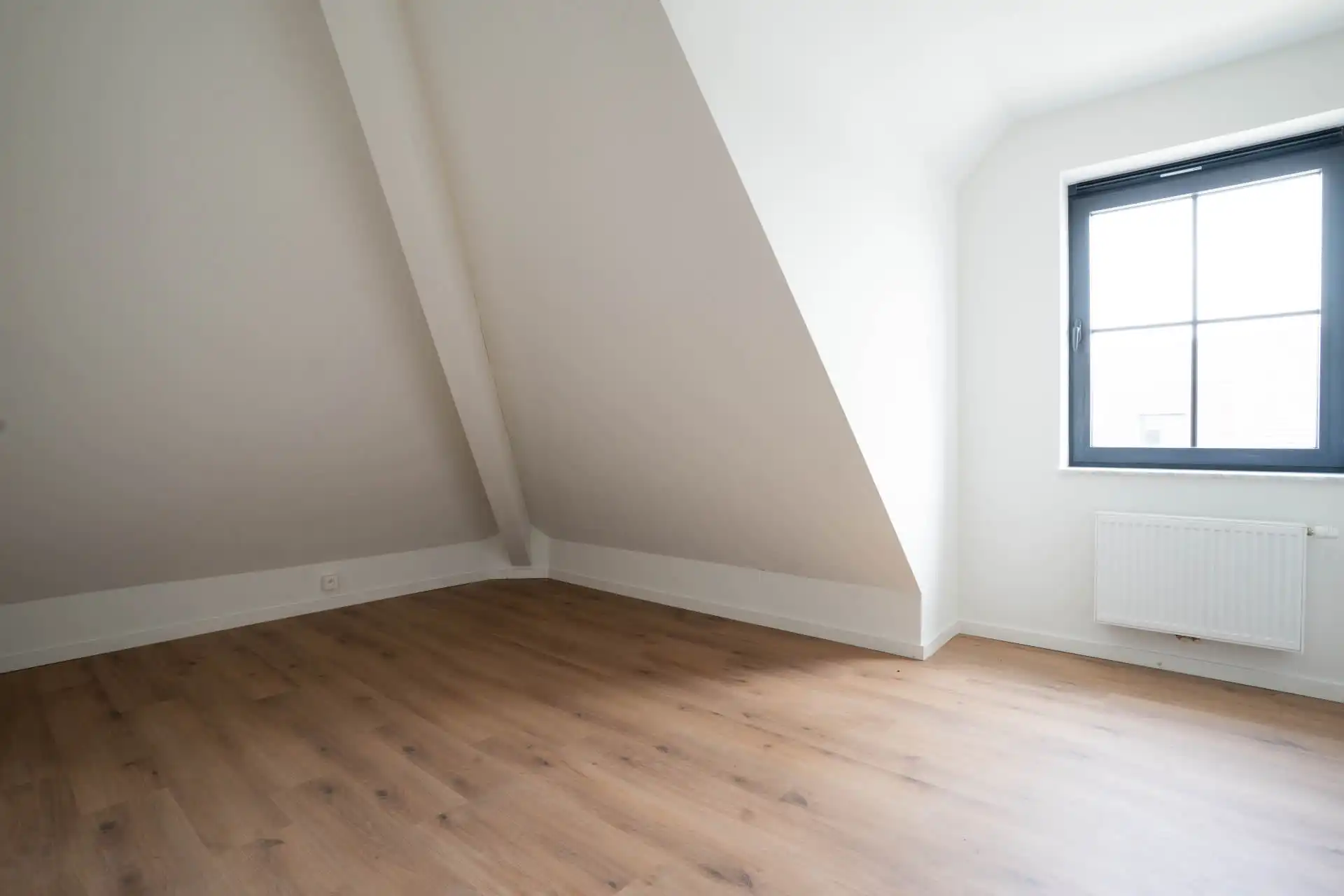 Modern appartement met twee slaapkamers en ruim terras. foto 8