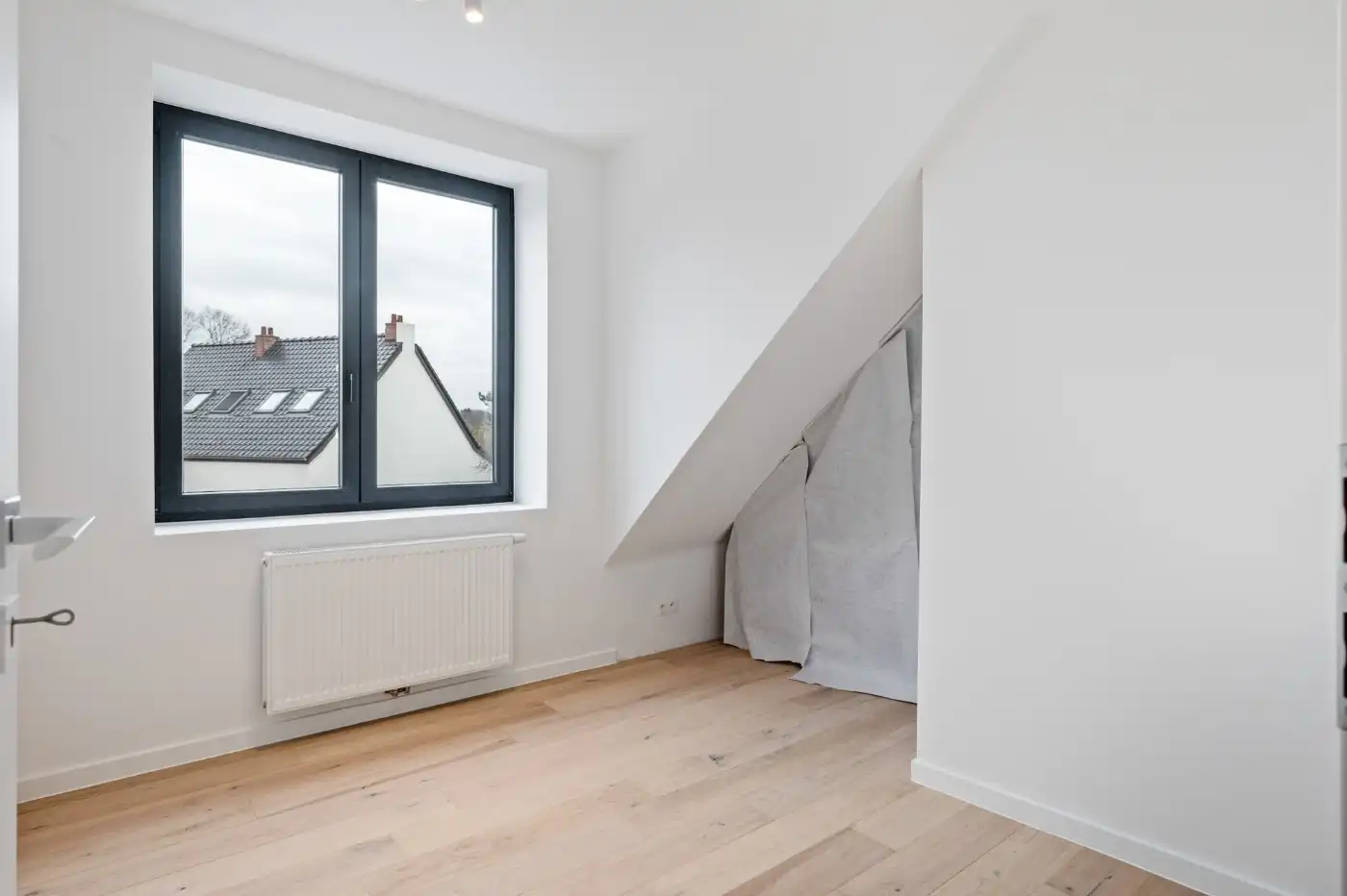 Prachtig gerenoveerde open bebouwing met 3 slpk. en autostaanplaats foto 18