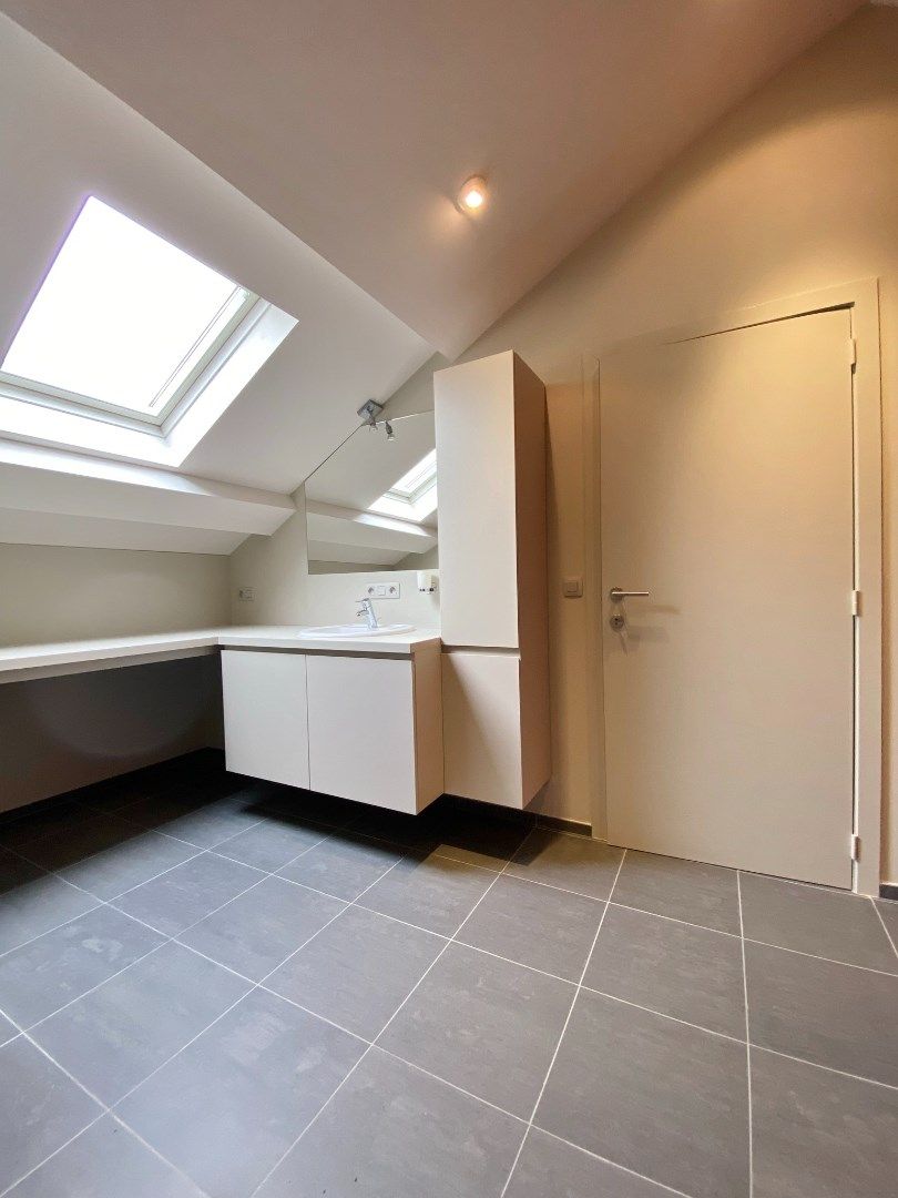 Alleenstaande woning met garage en zonnige tuin met prachtig uitzicht.  foto 18