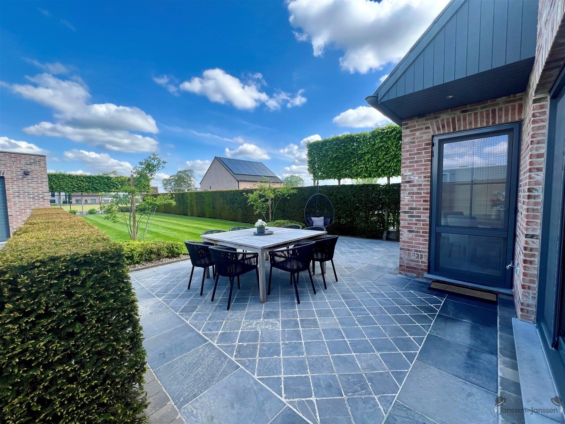 Instapklare gezinswoning 5+ slpk, dubbele garage & EPC A foto 13