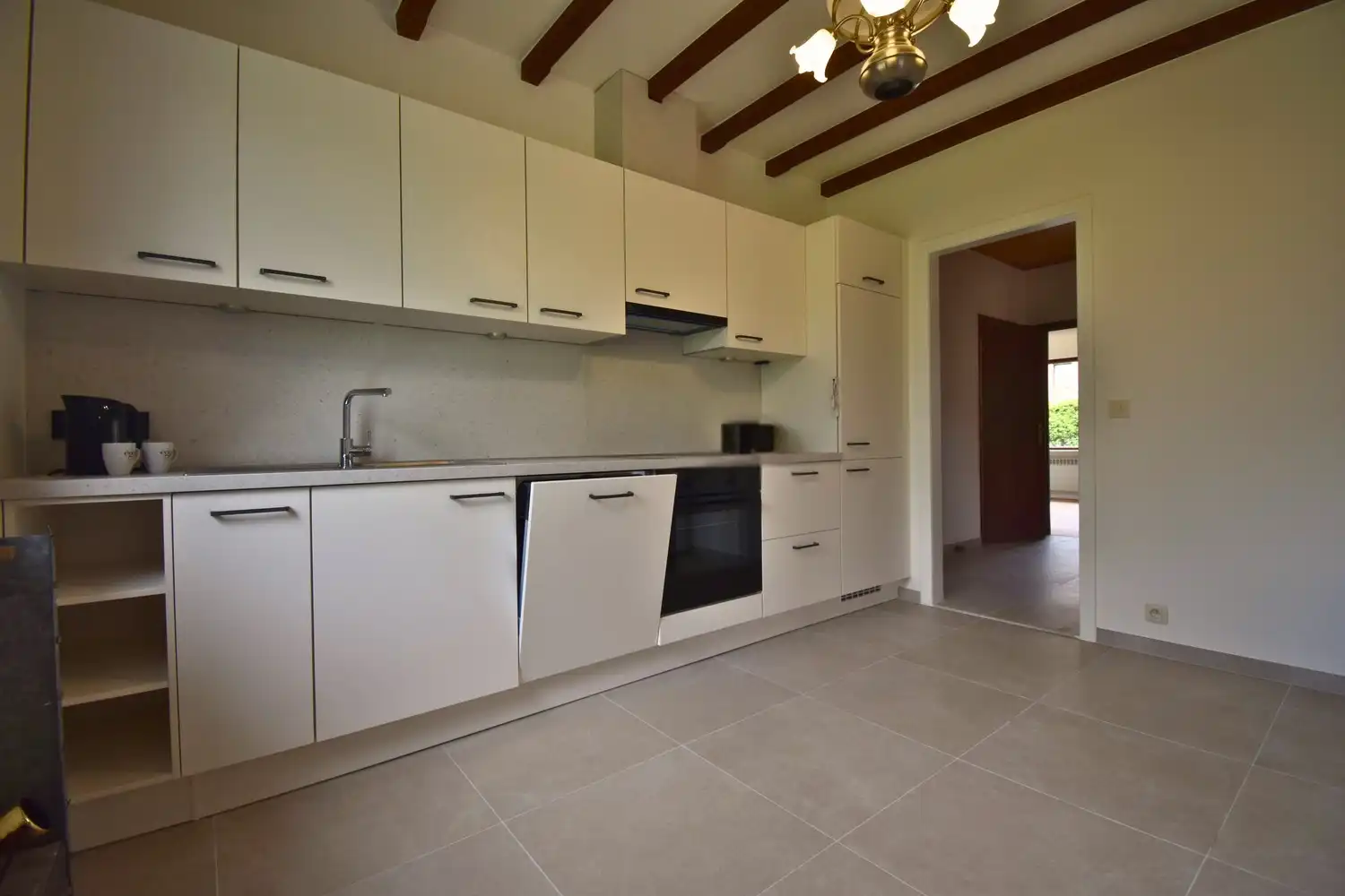Te huur – Charmante bungalow met 2 slaapkamers, garage en tuin in rustige woonwijk te Sint-Pieters-Leeuw foto 4