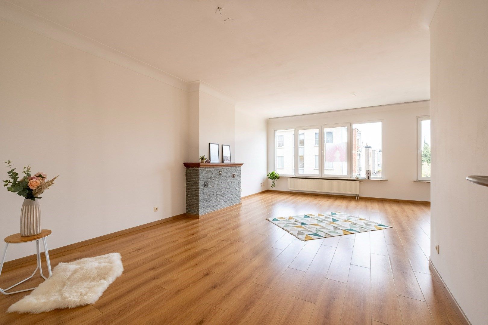 Zonnig en ruim, volledig gerenoveerd appartement in een goede en rustige buurt.  foto 3