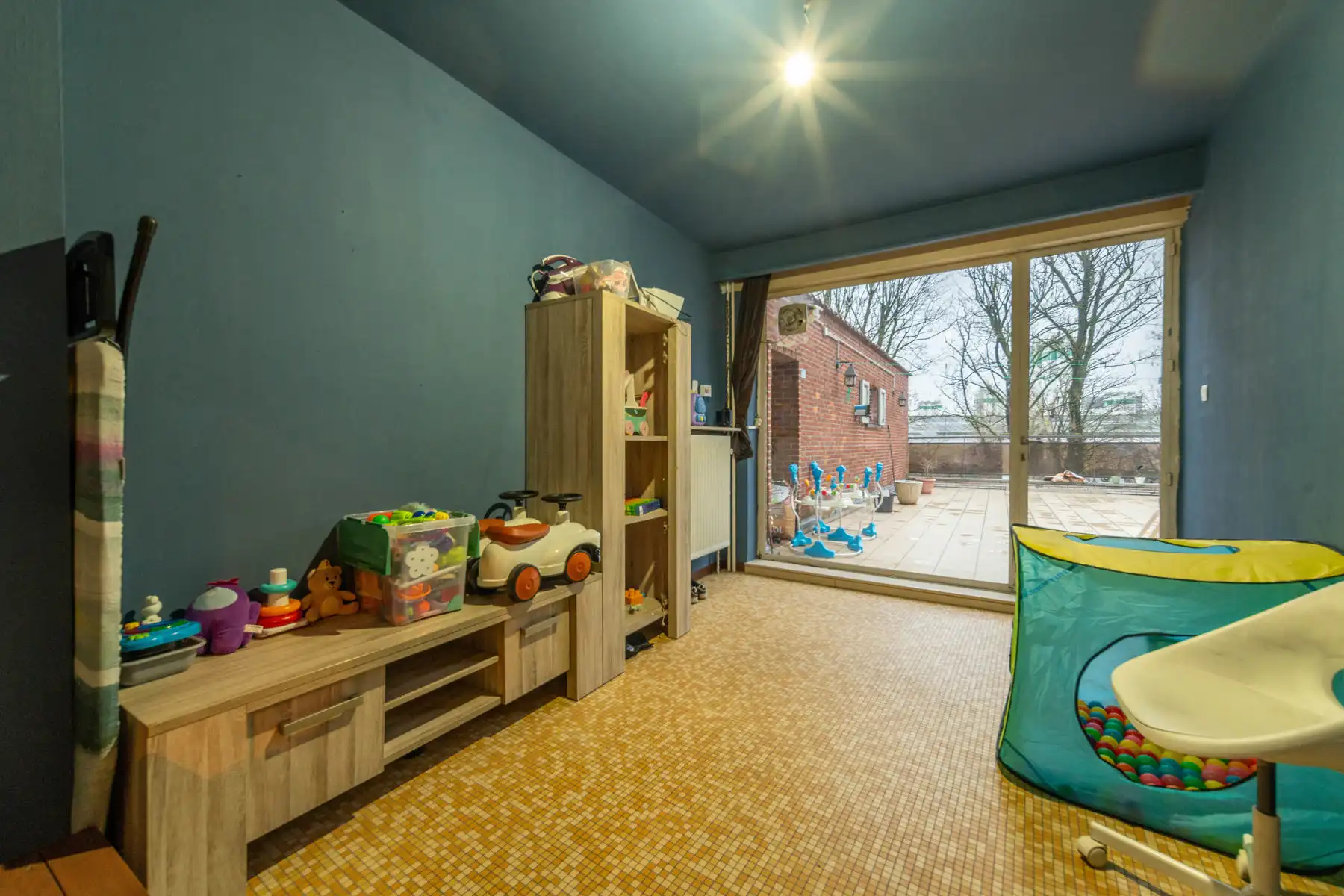 Opbrengsteigendom met handelsgelijkvloers en verhuurd duplexappartement te Niel. foto 4