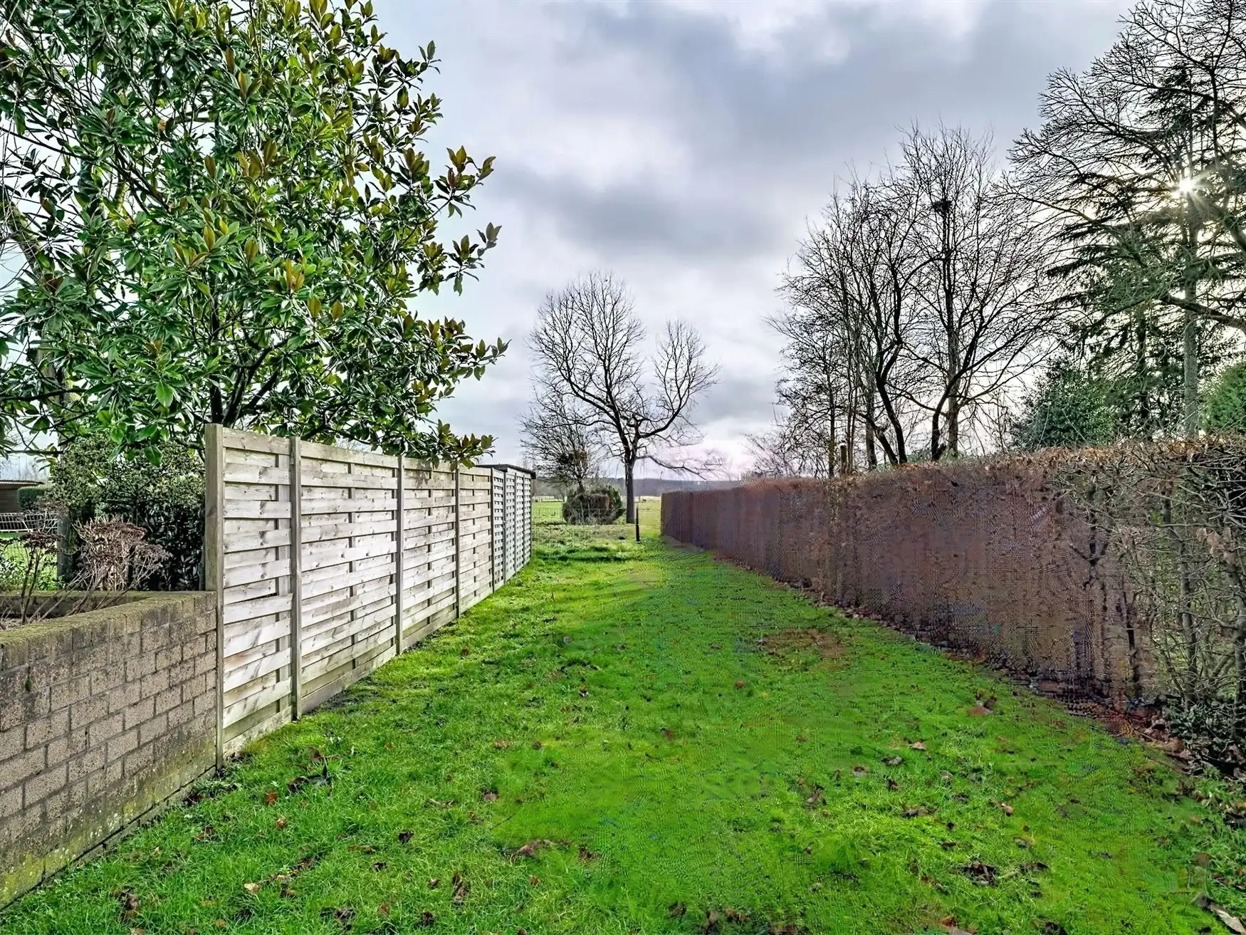 Ruime woning met zuidgerichte tuin en open zicht. foto 2