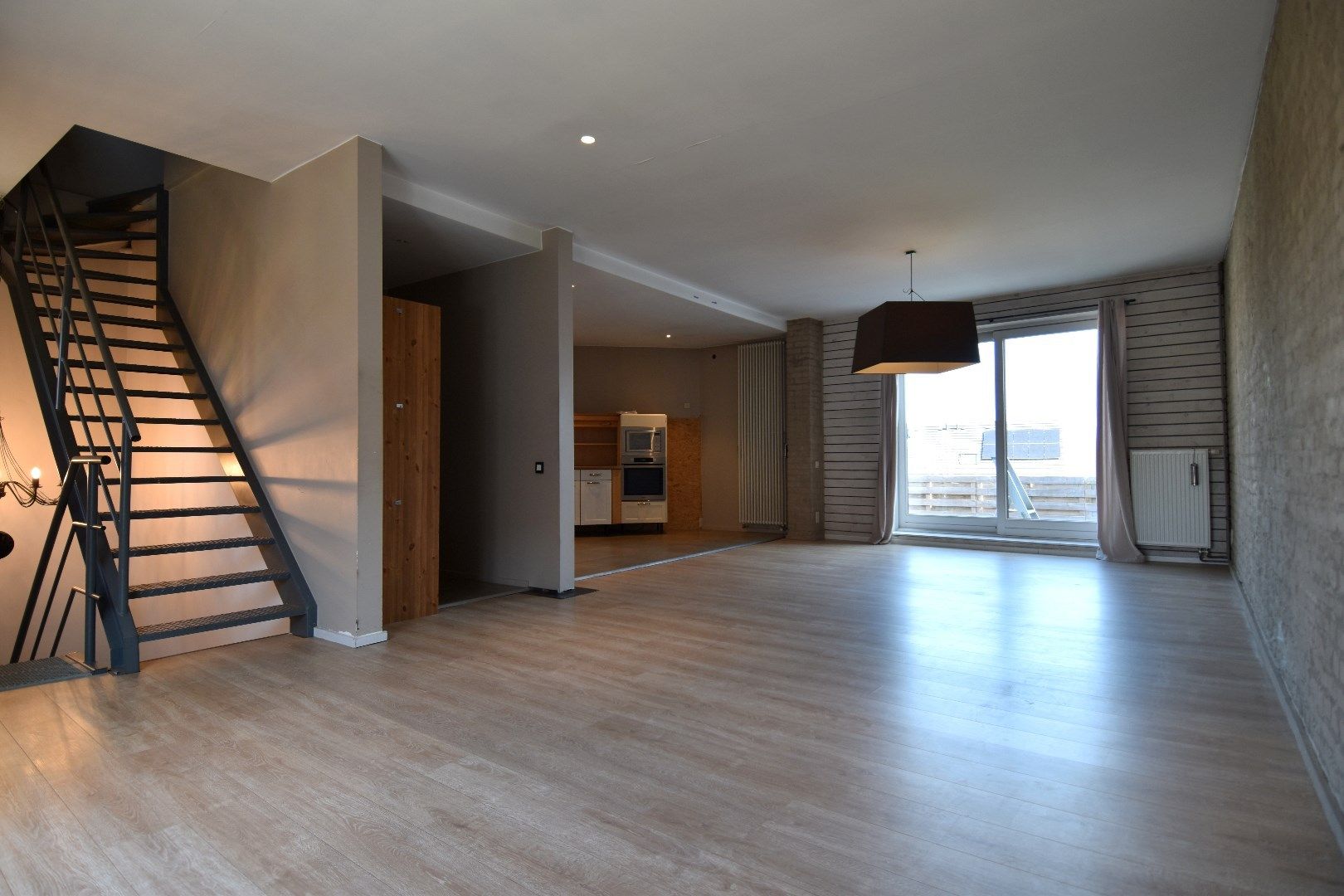 Unieke loft met 2 slaapkamers, ruim terras en ruime garage/magazijn te koop in Heule foto 3