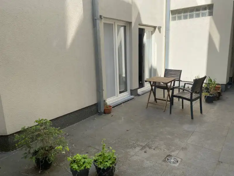 --- NIEUW --- Gezellig gelijkvloers appartement met 2 slaapkamers en terras op wandelafstand van het historisch centrum. foto 3