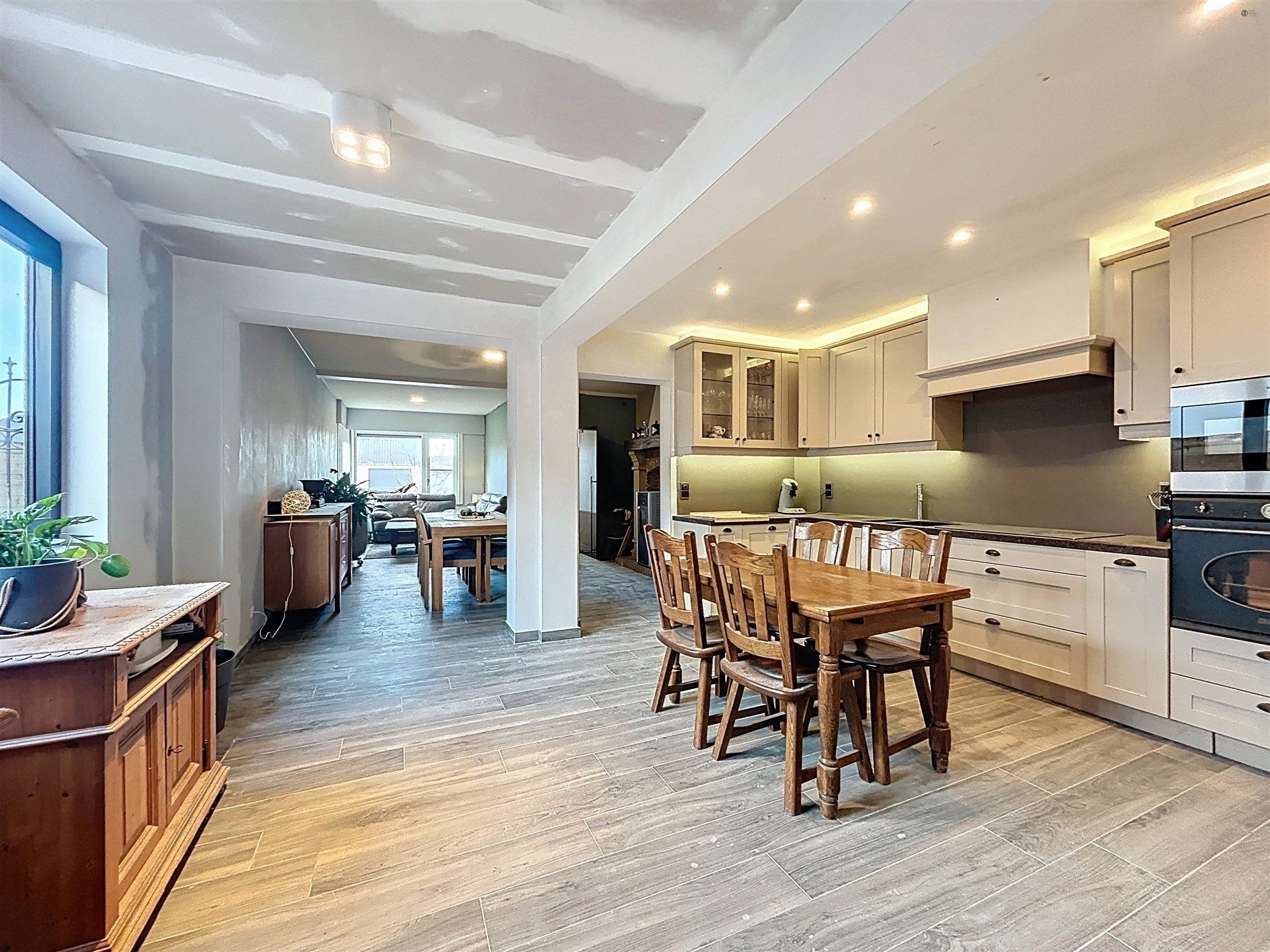 half open bebouwing met 4 slaapkamers op toplocatie foto 4