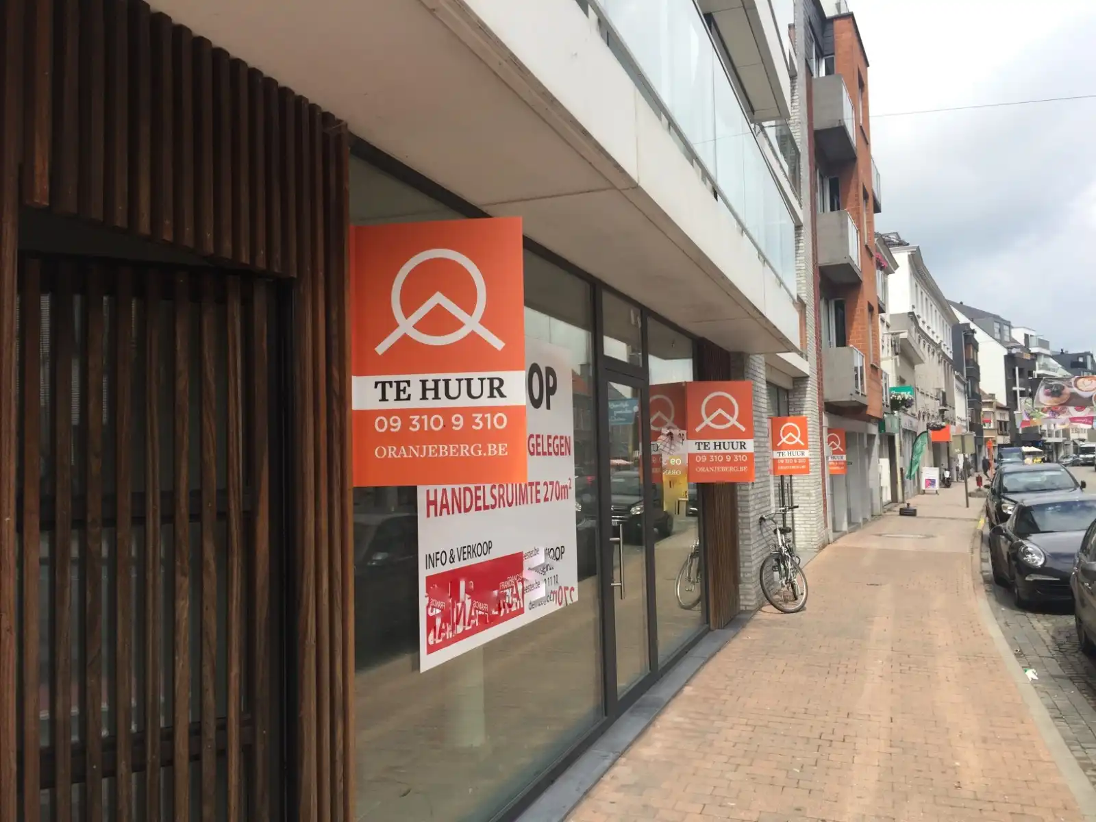 Grote winkel van 470m² in het centrum van Deinze foto {{pictureIndex}}
