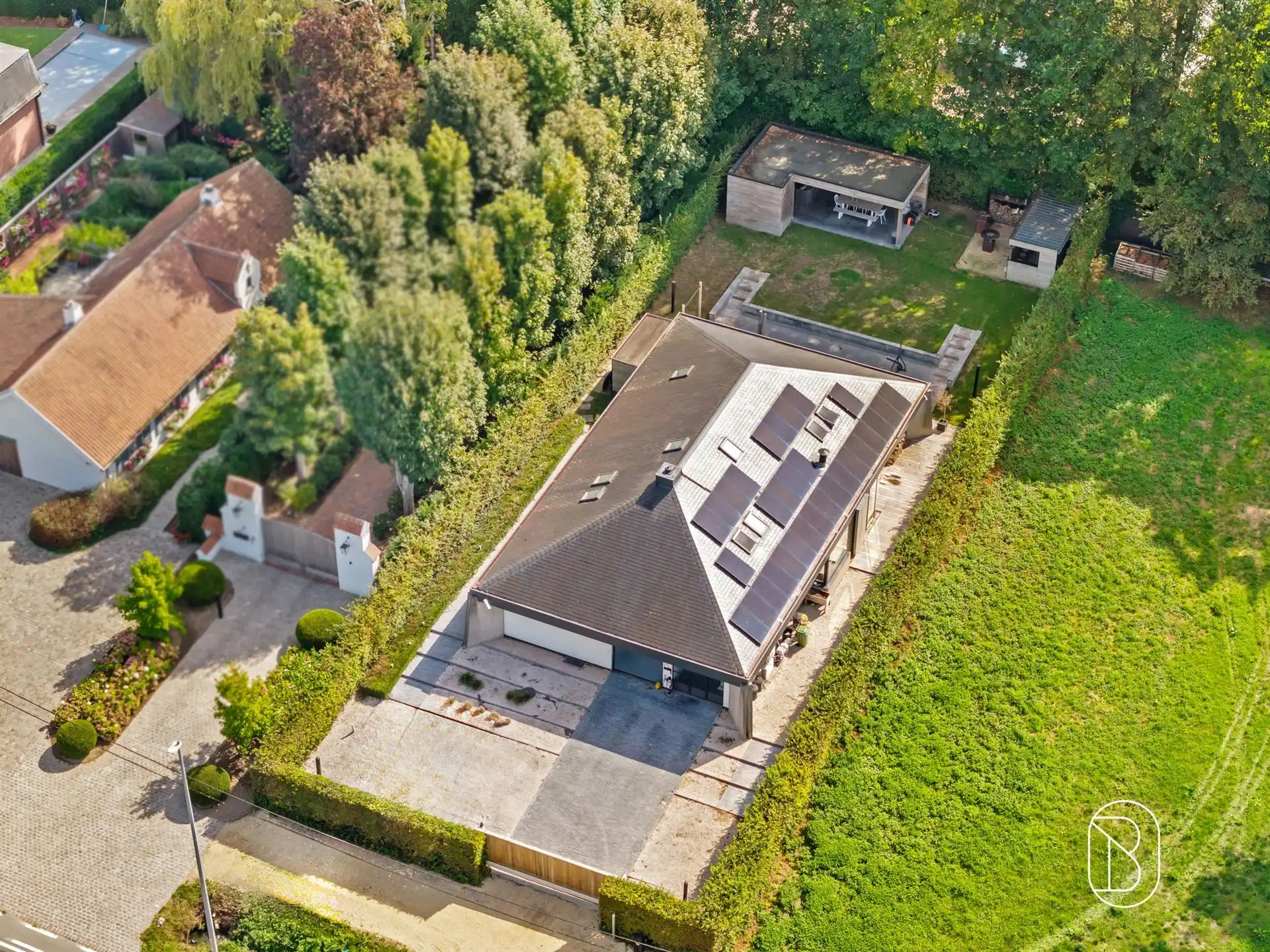 Grote architectenwoning met mooie tuin + bijgebouw foto {{pictureIndex}}