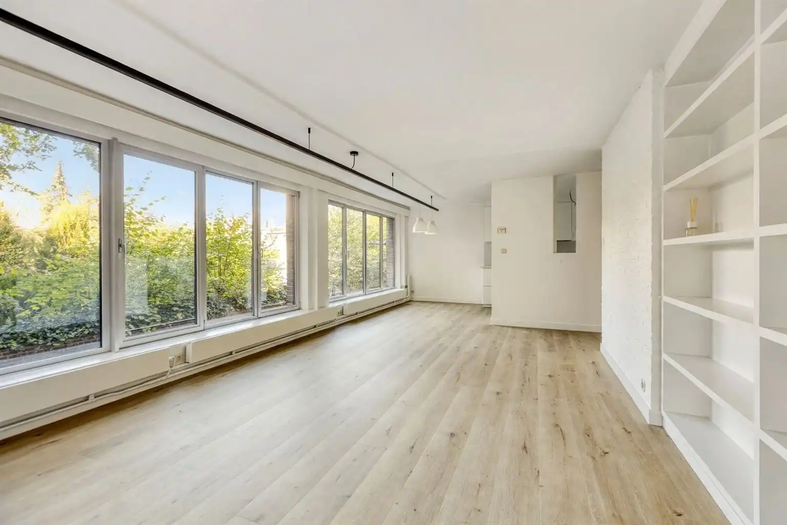 Recent gerenoveerd, ruim en lichtrijk 2-slaapkamerappartement in hartje Maaseik.  foto 3